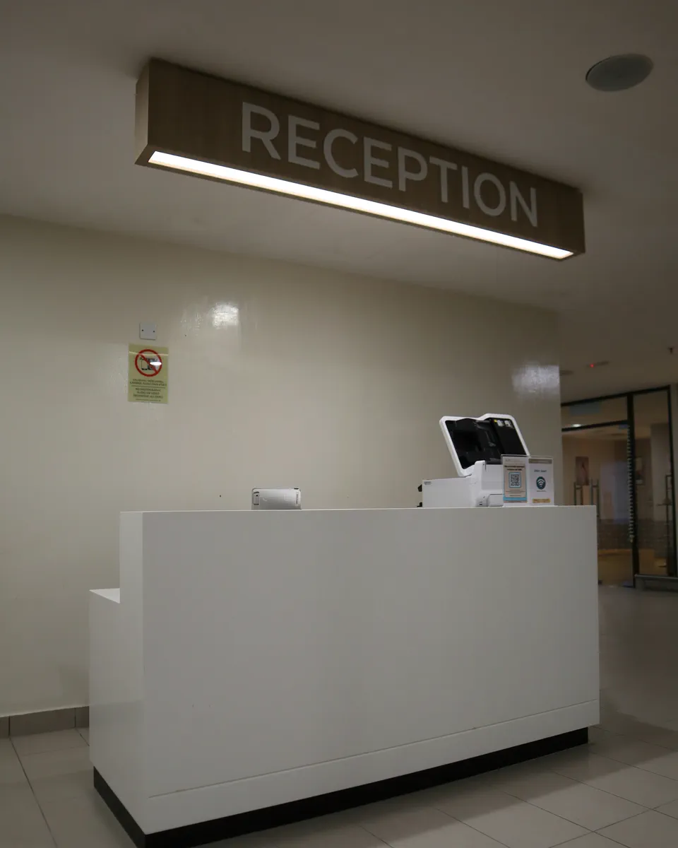 Comptoir d’accueil d’un centre médical, sous l’enseigne Réception